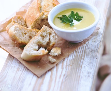 Südlü göbələk supu